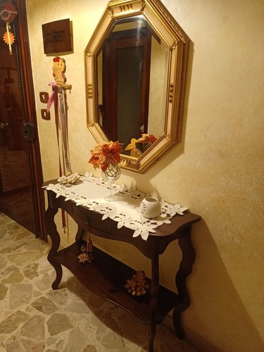 Specchio con cornice dorata