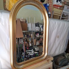 specchio con cornice dorata ad